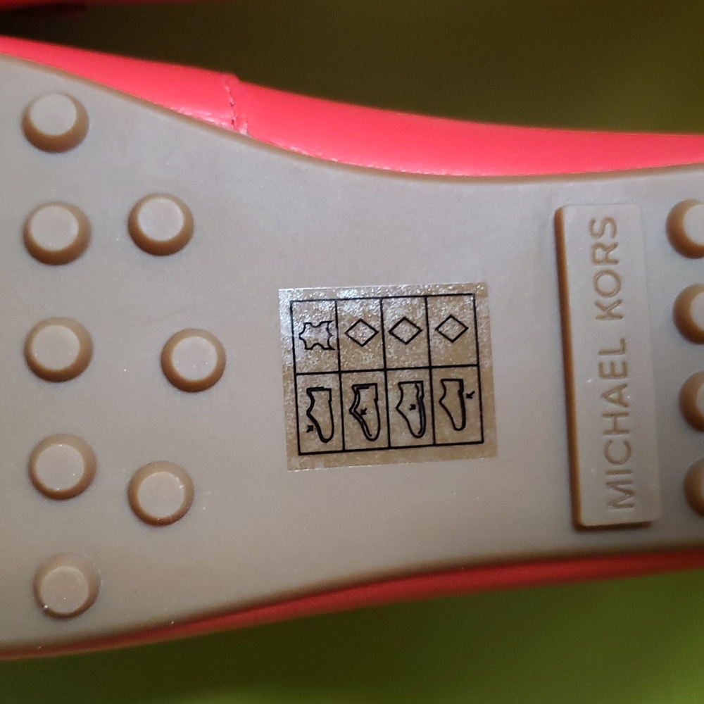 MK LOGO LEATHER FLATS - Picture 7 of 8